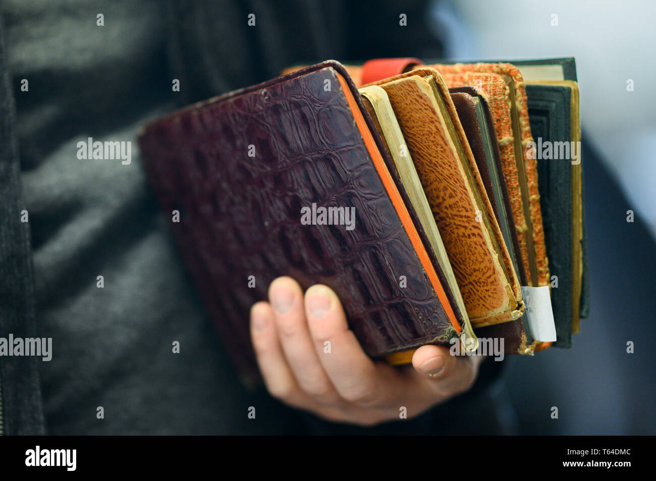 Oldenburg, Deutschland. 11 Apr, 2019. Stefan Walter, wissenschaftlicher Mitarbeiter am Institut für Pädagogik an der Carl-von-Ossietzky-Universität in Oldenburg, hält ein paar Poesie Alben in seiner Hand. Walter hat recherchiert und seine Dissertation über Poesie Alben geschrieben. Credit: mohssen Assanimoghaddam/dpa/Alamy leben Nachrichten Stockfoto