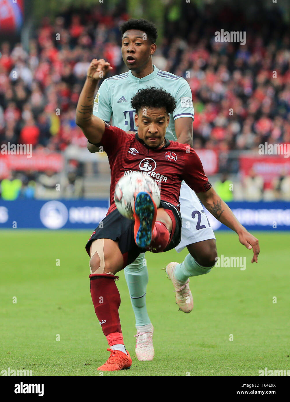 Nürnberg, Deutschland. 28 Apr, 2019. Bayern München David Alaba (Oben) Mias mit der Nürnberger Matheus Pereira während eines Deutschen Bundesligaspiel zwischen dem 1.FC Nürnberg und dem FC Bayern München in Nürnberg, Deutschland, am 28. April 2019. Das Spiel endete 1-1. Credit: Philippe Ruiz/Xinhua/Alamy leben Nachrichten Stockfoto