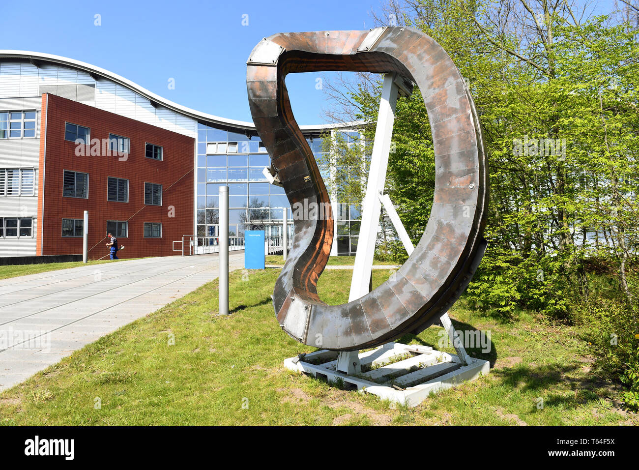 Greifswald, Deutschland. 26 Apr, 2019. Eine Spule steht vor dem Haupteingang des Max-Planck-Institut für Plasmaphysik in Greifswald. Das Institut mit den fusionsreaktor "Wendelstein 7-X' konzentriert sich auf die Kernfusion als Möglichkeit der Energiegewinnung. Quelle: Stefan Sauer/dpa-Zentralbild/ZB/dpa/Alamy leben Nachrichten Stockfoto