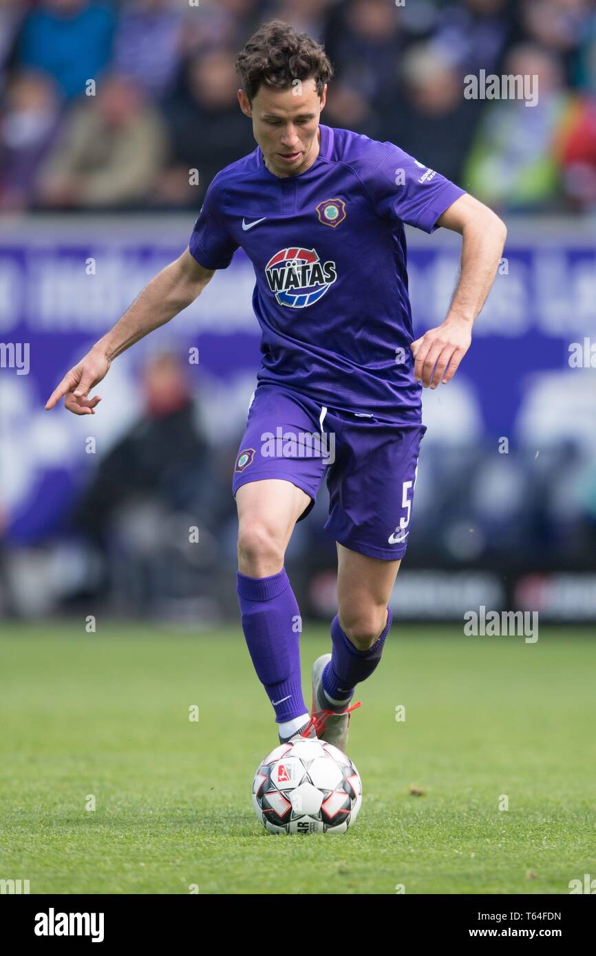 Aue, Deutschland. 28 Apr, 2019. 2. Fussball Bundesliga, Erzgebirge Aue - VfL Bochum 31. Spieltag in der Sparkassen-Erzgebirgsstadion. Clemens Fandrich spielt den Ball. Credit: Sebastian Kahnert/dpa-Zentralbild/dpa - WICHTIGER HINWEIS: In Übereinstimmung mit den Anforderungen der DFL Deutsche Fußball Liga oder der DFB Deutscher Fußball-Bund ist es untersagt, zu verwenden oder verwendet Fotos im Stadion und/oder das Spiel in Form von Bildern und/oder Videos - wie Foto Sequenzen getroffen haben./dpa/Alamy leben Nachrichten Stockfoto