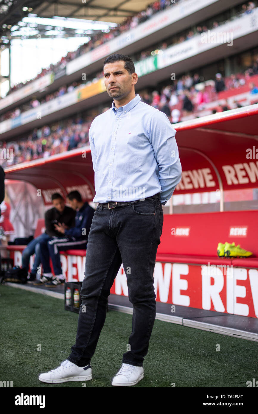 Köln, Deutschland. 26 Apr, 2019. Fussball: 2. Bundesliga 1. FC Köln - Darmstadt 98, 31. Spieltag. Darmstadt Trainer Dimitrios GRAMMOZIS schaut in die Runde, bevor das Spiel. Credit: Marius Becker/dpa - WICHTIGER HINWEIS: In Übereinstimmung mit den Anforderungen der DFL Deutsche Fußball Liga oder der DFB Deutscher Fußball-Bund ist es untersagt, zu verwenden oder verwendet Fotos im Stadion und/oder das Spiel in Form von Bildern und/oder Videos - wie Foto Sequenzen getroffen haben./dpa/Alamy leben Nachrichten Stockfoto