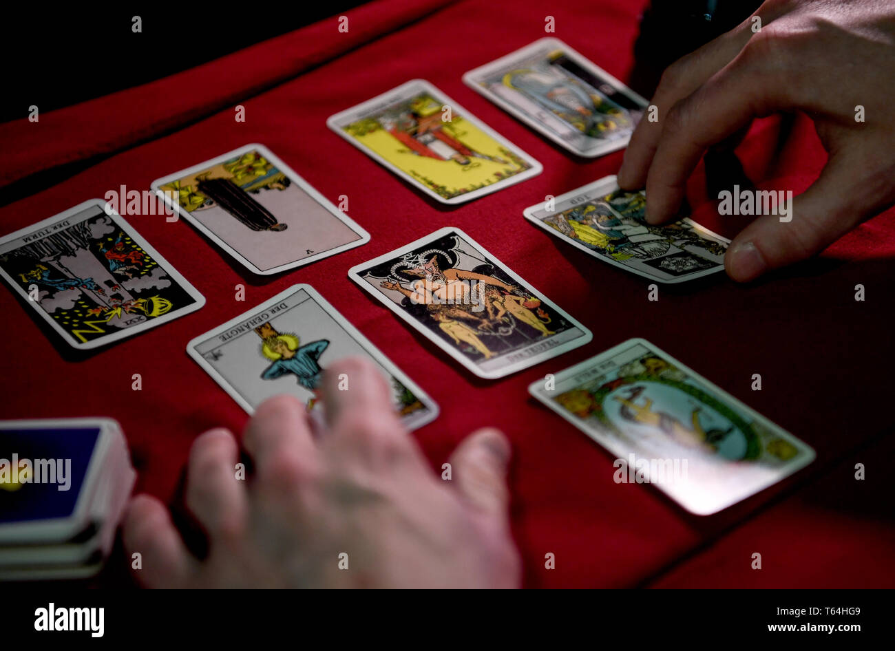 Berlin, Deutschland. 24 Apr, 2019. Der Schauspieler Alex van Ric (als Medium) hält die Tarot Karte "der Teufel" des Rider Waite tarot im Berliner Dungeon in seiner Hand. Die show éance - Haben Sie Ihr das Gefühl auch?" geht es um ein Medium, das versucht, den Geist einer Frau während einer Nekromantie zu zaubern. Quelle: Britta Pedersen/dpa-Zentralbild/ZB/dpa/Alamy leben Nachrichten Stockfoto