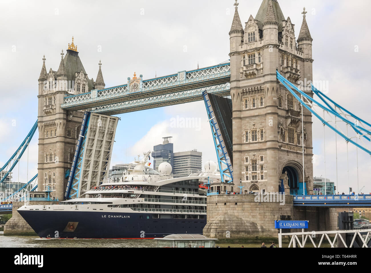 London, Großbritannien. 29 Apr, 2019. Die Tower Bridge ist für Luxus Kreuzfahrtschiff "Le Champlain", betrieben von Ponant, unterhalb auf der Hinfahrt zum Meer Kreuz erhöht. Touristen und Passanten nehmen der ungewöhnlich großen Schiff. Credit: Imageplotter/Alamy leben Nachrichten Stockfoto