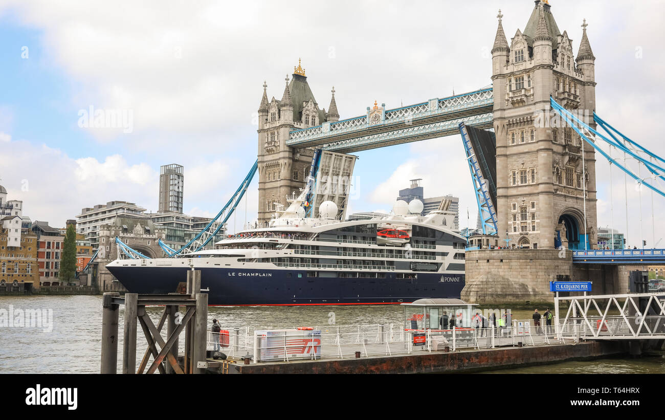 London, Großbritannien. 29 Apr, 2019. Die Tower Bridge ist für Luxus Kreuzfahrtschiff "Le Champlain", betrieben von Ponant, unterhalb auf der Hinfahrt zum Meer Kreuz erhöht. Touristen und Passanten nehmen der ungewöhnlich großen Schiff. Credit: Imageplotter/Alamy leben Nachrichten Stockfoto