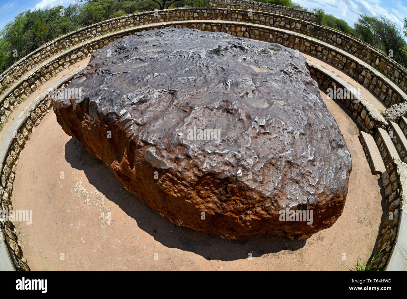 Ansicht der metallischen Spitze der Hoba Meteorit in der Nähe von Grootfontein, am 06.03. 2019. Die Hoba Meteorit ist der grösste Meteorit überhaupt in der Welt, die vor rund 80.000 Jahren in der Otav Berge in Namibia Struck gefunden. Sein Gewicht wurde mit bis zu 60 Tonnen berechnet, sein geschätztes Alter ist mindestens 190 Millionen Jahren. Es besteht aus 82% Eisen, seine sonstigen Bestandteile sind Nickel (16%) und Cobalt (1 %) und eine Anzahl von anderen Spurenelementen. Den Bereich um die Meteoriten, die roessing Uran Liwithed Gruppe entworfen wurde, ist heute ein nationales Denkmal in Namibia. Foto: Matthias Toedt/dpa-Zentralbild Stockfoto