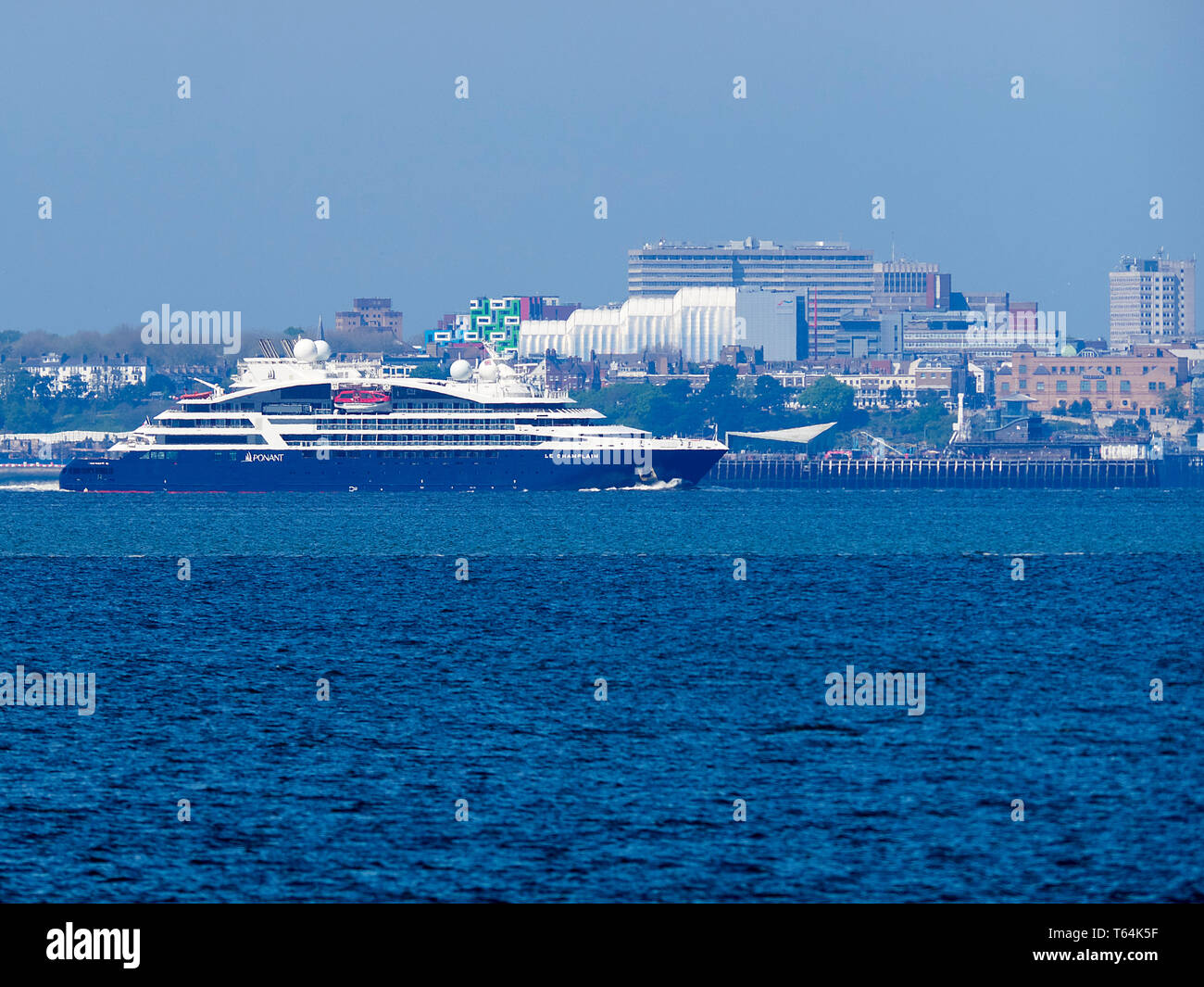 Sheerness, Kent, Großbritannien. 29. April 2019. Kreuzfahrtschiff Le Champlain Segel Vergangenheit Sheerness in Kent, mit Southend On Sea in der Ferne. Credit: James Bell/Alamy leben Nachrichten Stockfoto