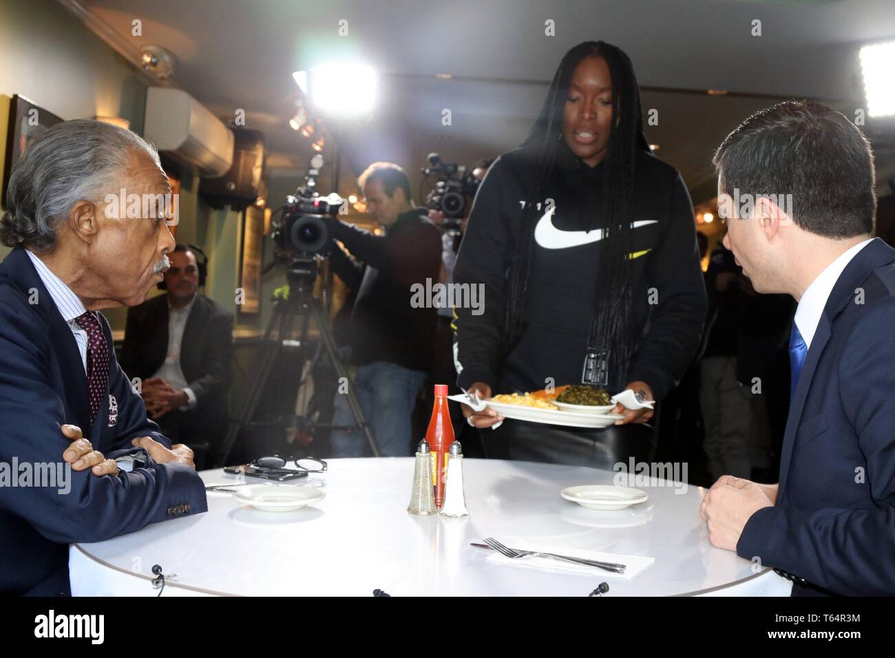 New York City, New York, USA. 29 Apr, 2019. Reverend Al Sharpton bewirtet Bürgermeister Peter Buttigieg für. Mittagessen in Sylvia's, dem historischen Harlem Gründung am 29 April, 2019, der Schauplatz, wo Sharpton bewirtet hat mehrere Kandidaten im Laufe der Jahre. Direkt nach dem Mittagessen, Sharpton und Bürgermeister Buttigieg hielt eine Pressekonferenz vor dem Restaurant. Credit: G. Ronald Lopez/ZUMA Draht/Alamy leben Nachrichten Stockfoto