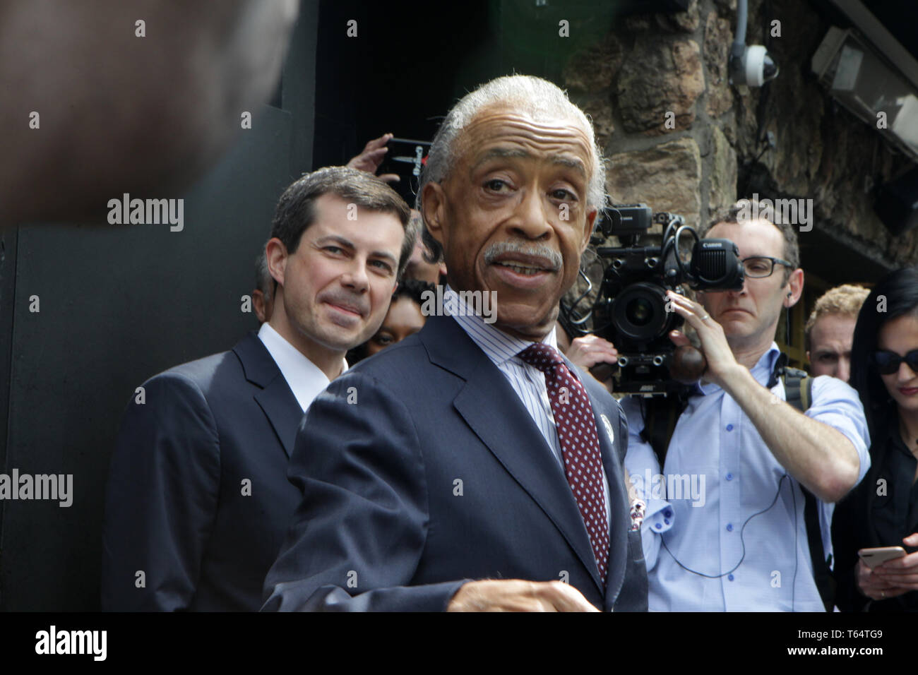 HARLEM, NEW YORK: 29. APRIL: Reverend Al Sharpton and South Bend, IN Bürgermeister Peter Buttigieg Mittagessen in Sylvia's Restaurant die Politik der Tag am 29. April zu diskutieren, 2019 iin der Harlem Abschnitt von New York City. Foto: MPI 43/MediaPunch Stockfoto