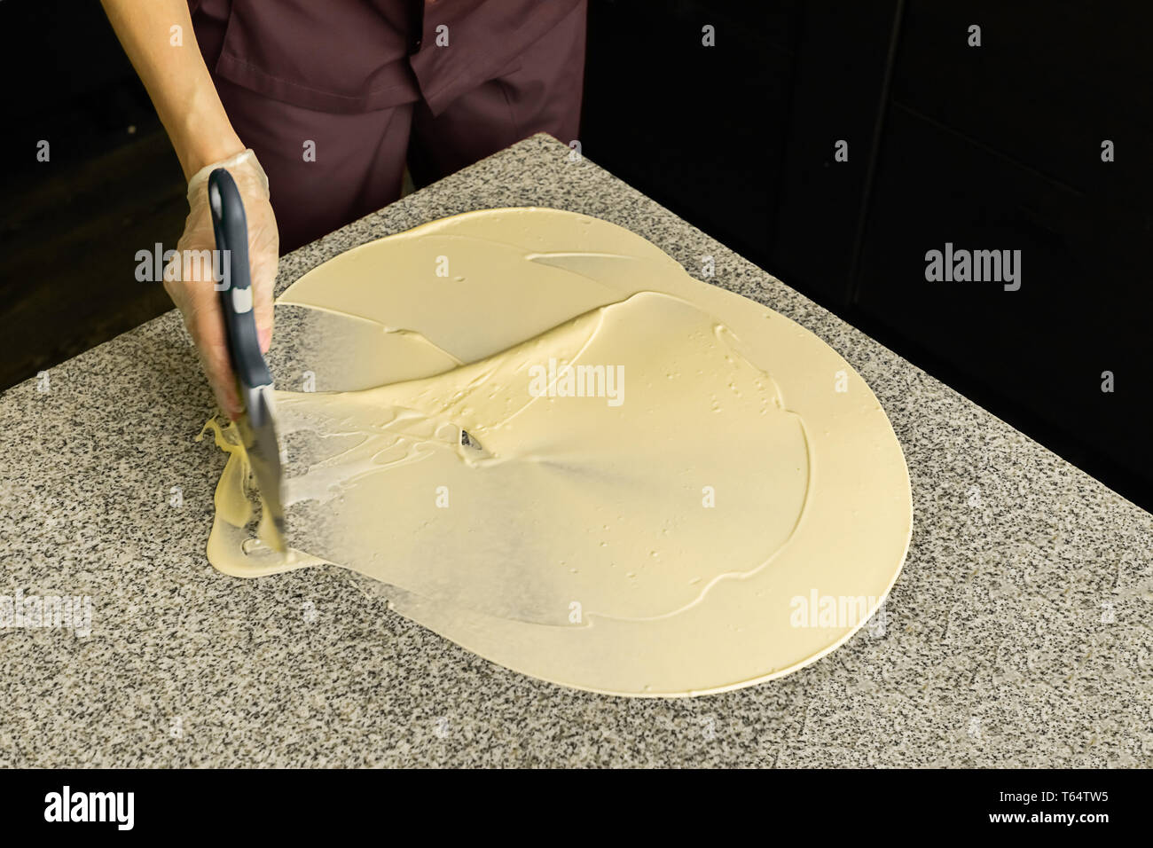 Temperieren weiße Schokolade. Der Prozess der Herstellung handgefertigte Pralinen. Selektive konzentrieren. Stockfoto