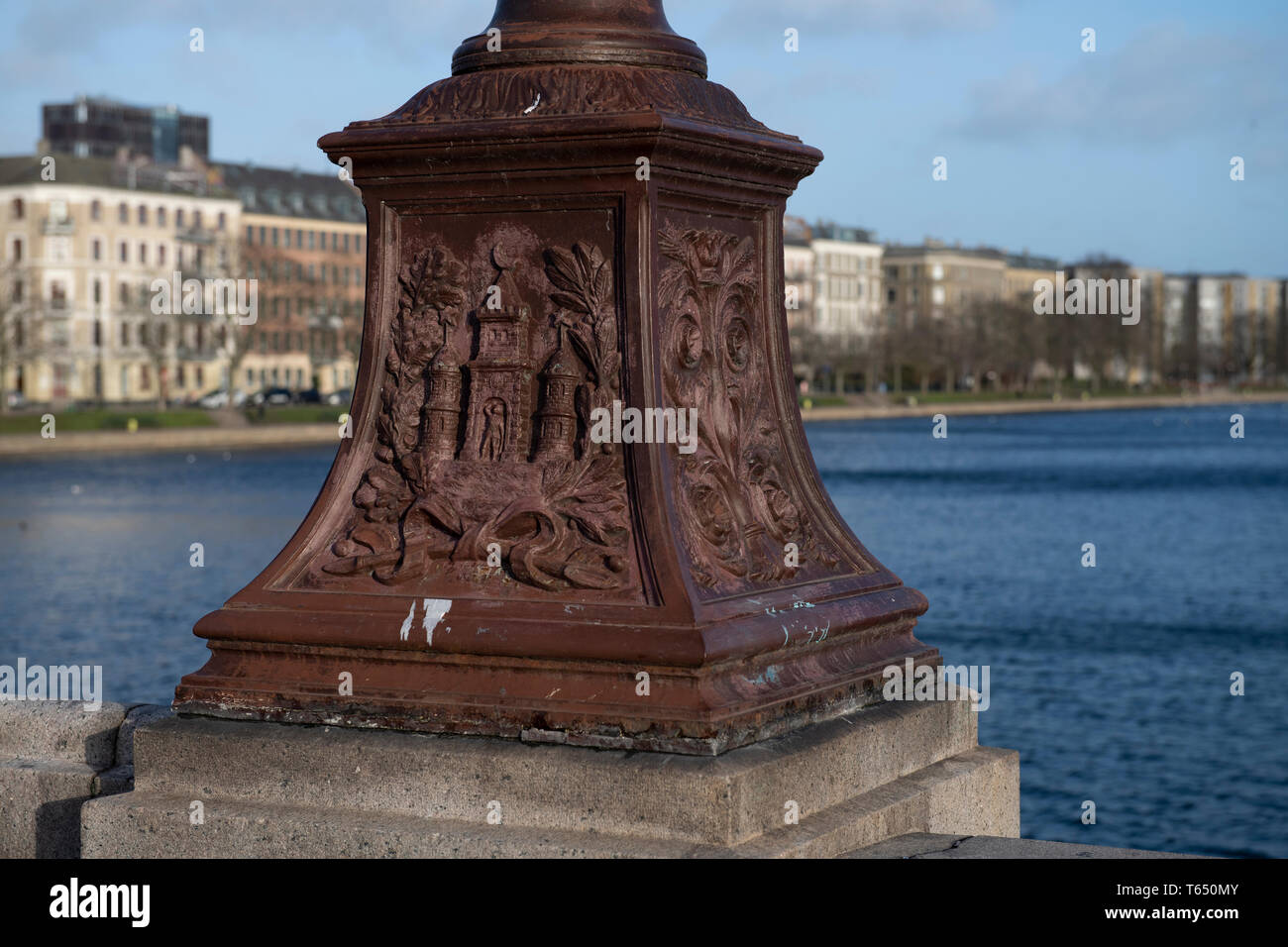 Relief auf lampensockel auf Brücke, Kopenhagen, Dänemark Stockfoto