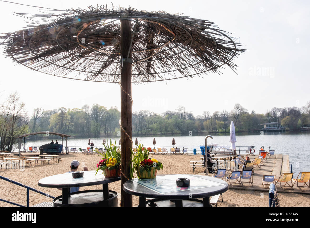 Berlin, Pankow. Weißensee Strandbad, Weißer See Badestrand mit Liegestühlen  und Sonnenschirmen. Wilde Wasser schwimmen Stockfotografie - Alamy