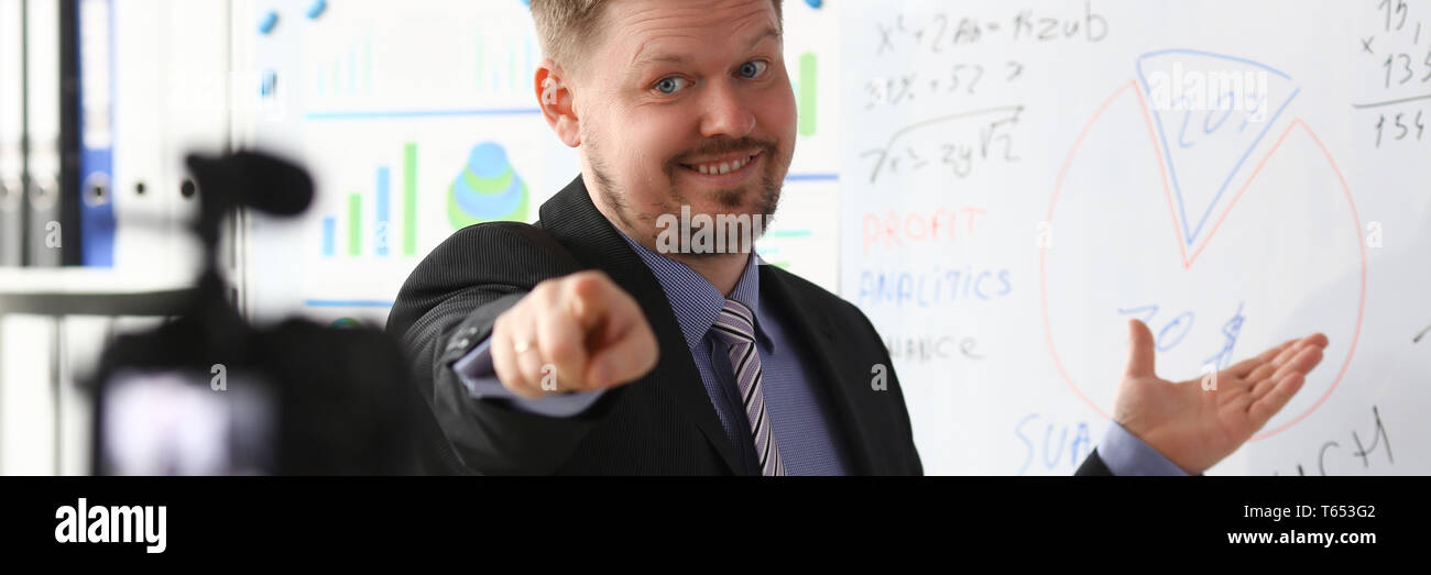 Mann in Anzug und Krawatte Statistiken anzeigen graph Pad Stockfoto