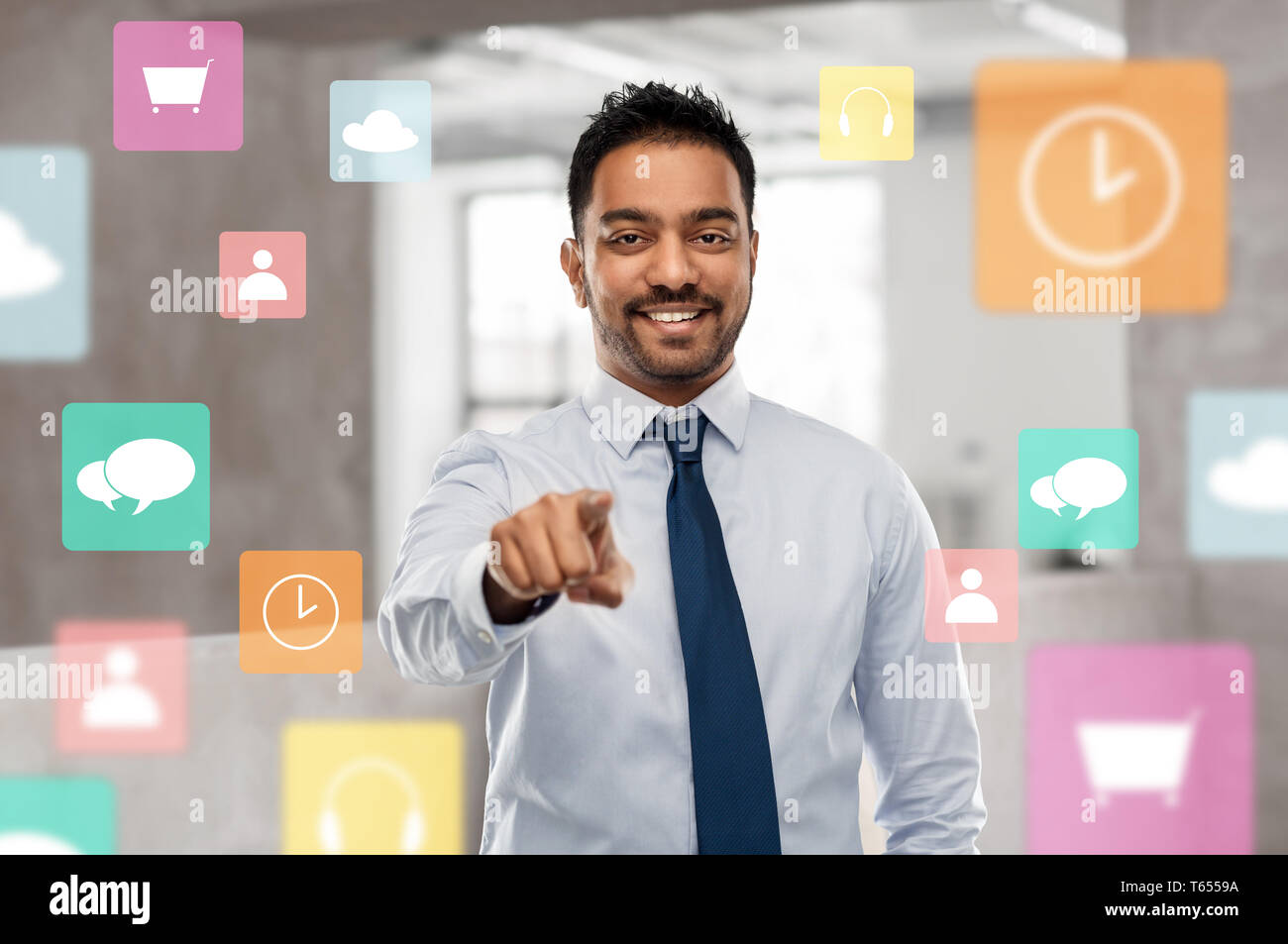 Unternehmer, die auf Sie oder App Icons im Büro Stockfoto