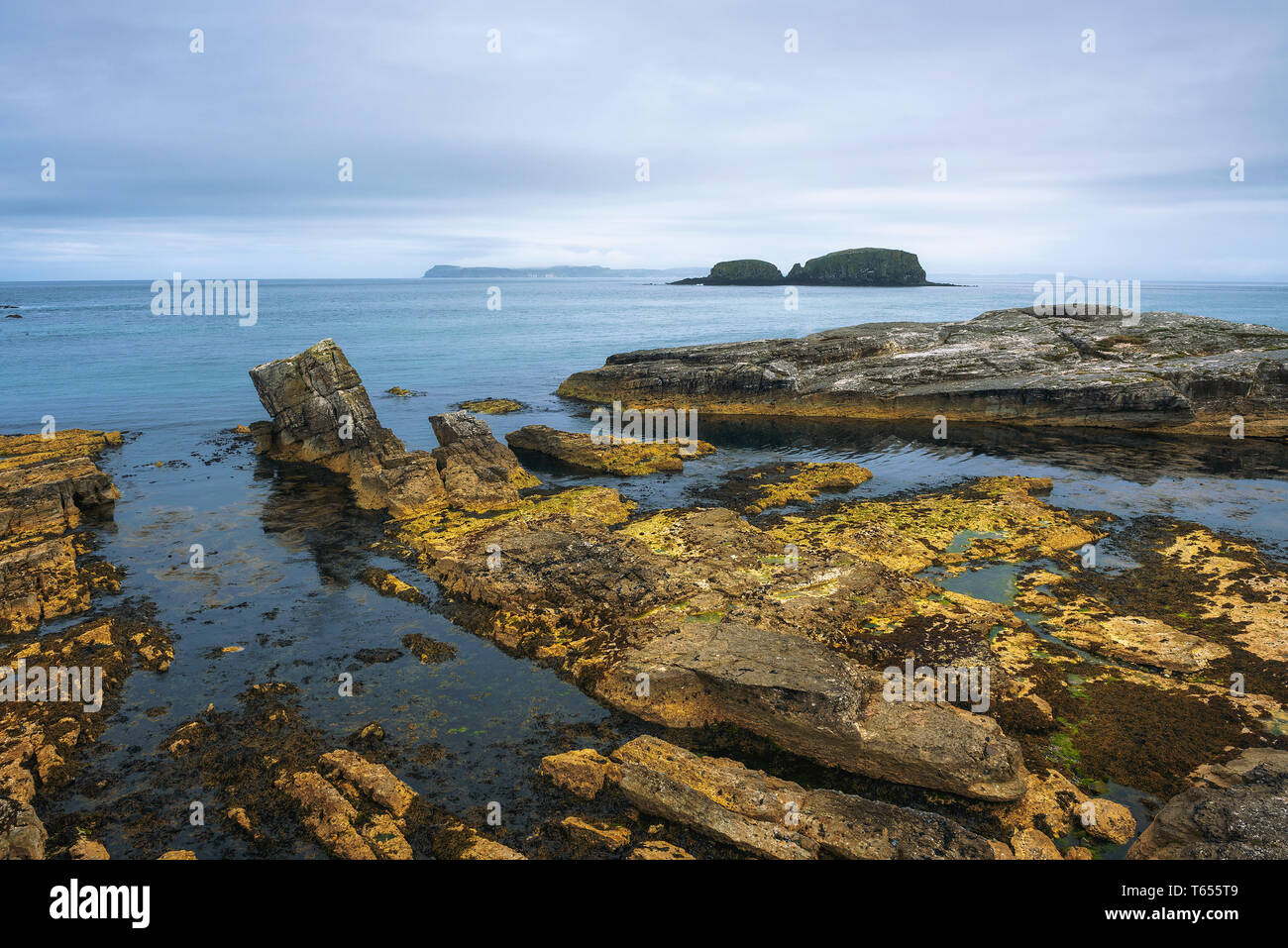 Dramatische Landschaft der Ballintoy Hafen Shoreline in Nordirland Stockfoto