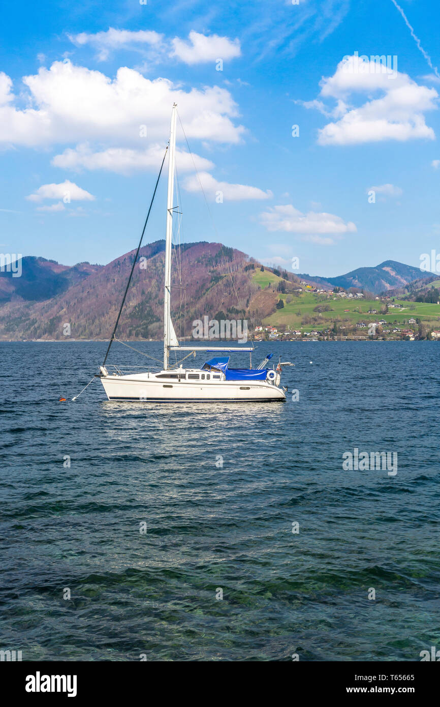 Segelboot am Attersee, Salzkammergut, Österreich angedockt Stockfoto