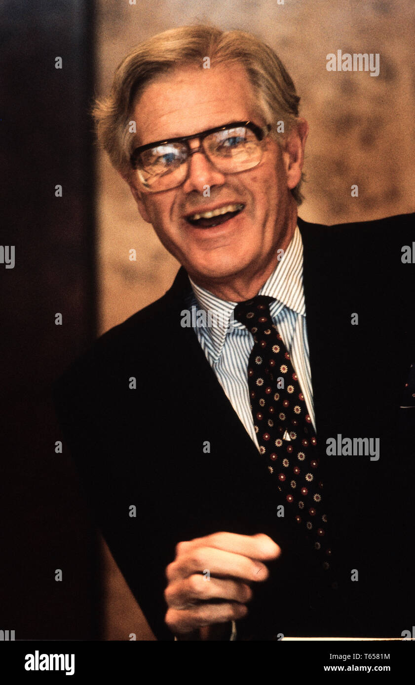 Ogilvie Thompson, Vorsitzender von De Beers fotografiert in seiner Londoner Hatton Garden Office 1985 für ein deutsches Wirtschaftsmagazin Julian Ogilvie Thompson (geboren 1934 in Kapstadt, Südafrika) ist ein südafrikanischer Geschäftsmann und ehemaliger Vorsitzender der De Beers und die Anglo American Mining Company. Ogilvie Thompson war als Geschäftsführer der Anglo American in 1971 und als stellvertretender Vorsitzender der Barclays Nationalbank, ehemalige First National Bank, 1977 ernannt. Es gelang ihm, Harry Oppenheimer als Vorsitzender von Minorco 1982 und als Vorsitzender der De Beers in 1985. Es gelang ihm, Gavin Relly als Vorsitzender eines Stockfoto