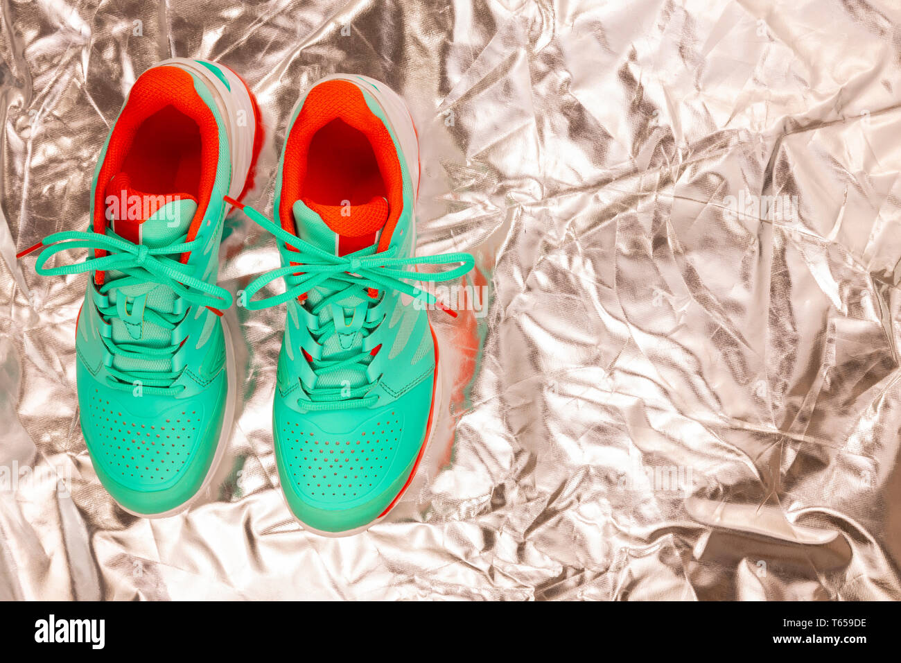 Rot, hellblau, weiß, Paar neue Tennisschuhe im Studio Schuß über reflektierende weiße Hintergrund. Direkt von oben. Stockfoto