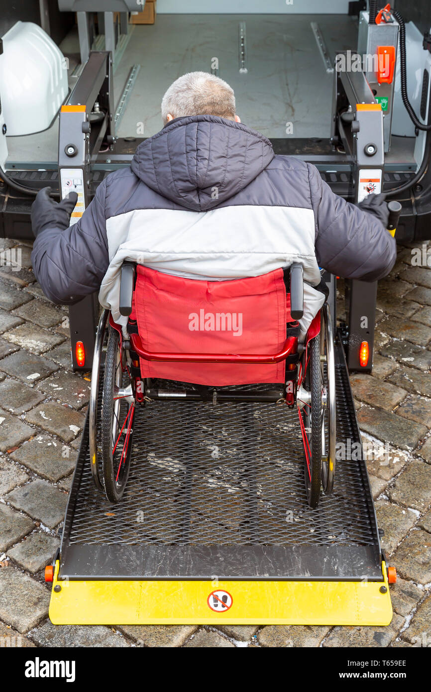 Minibus für Behinderte, Körperlich Behinderte und Behinderte im Rollstuhl. Kleinbus mit Rollstuhlrampe verstaut. Stockfoto