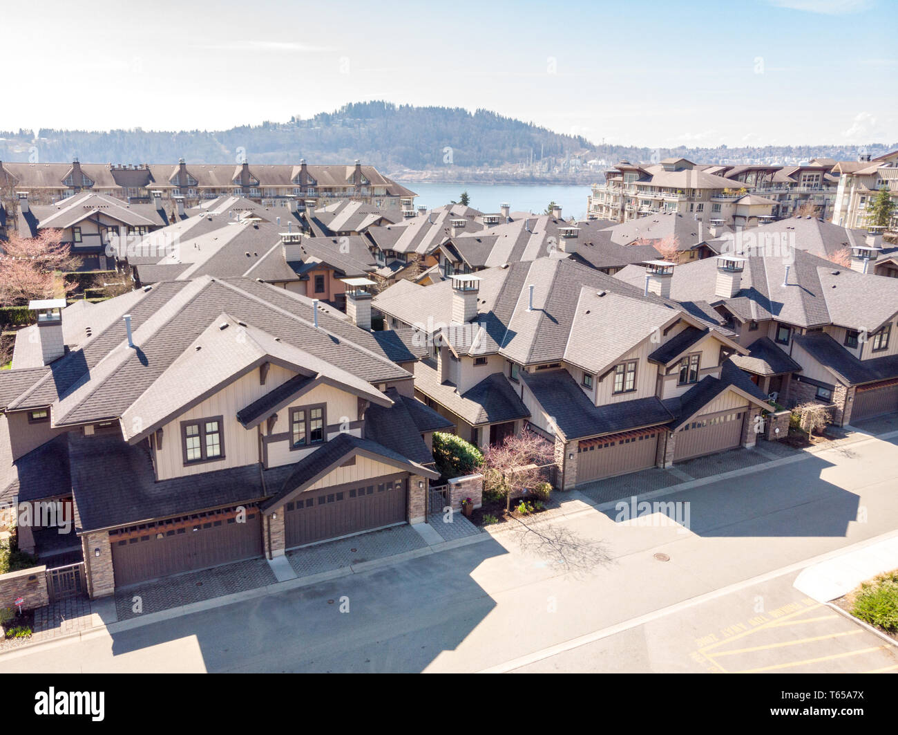 Ein Stadthaus mit Blick auf den Ozean im Hintergrund in North Vancouver, BC, Kanada. Stockfoto