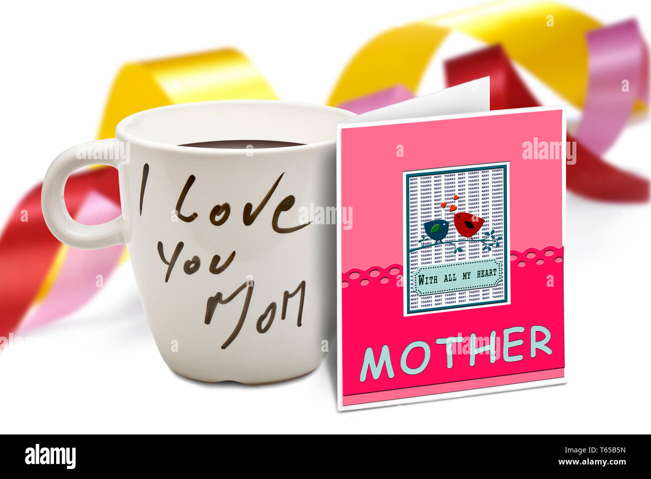 Ich liebe dich Mama Text auf weißen Tasse und Karte Grüße für den Muttertag Stockfoto