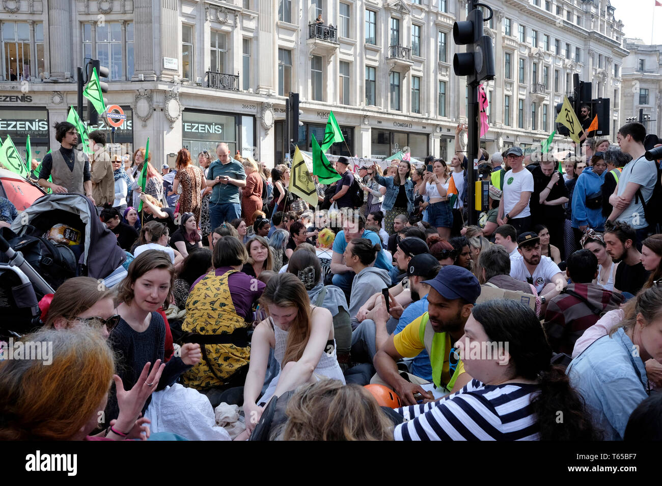 Aussterben rebellion Umweltaktivisten Blockieren der Oxford Street und der Regent Street im Zentrum Londons. Stockfoto