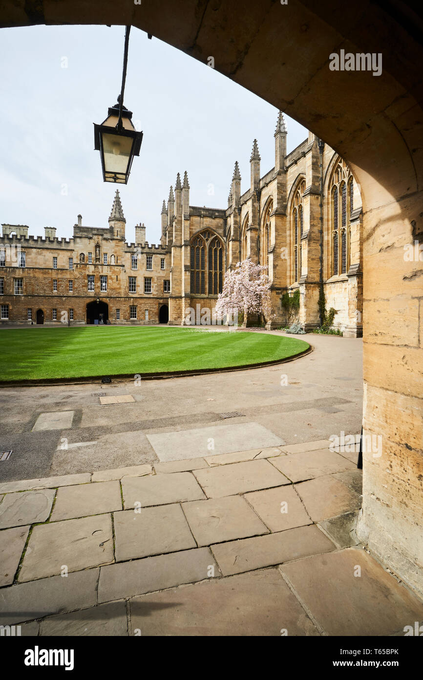 Die vordere Viereck, New College, Oxford, zeigt die Kapelle auf der rechten Seite. Stockfoto