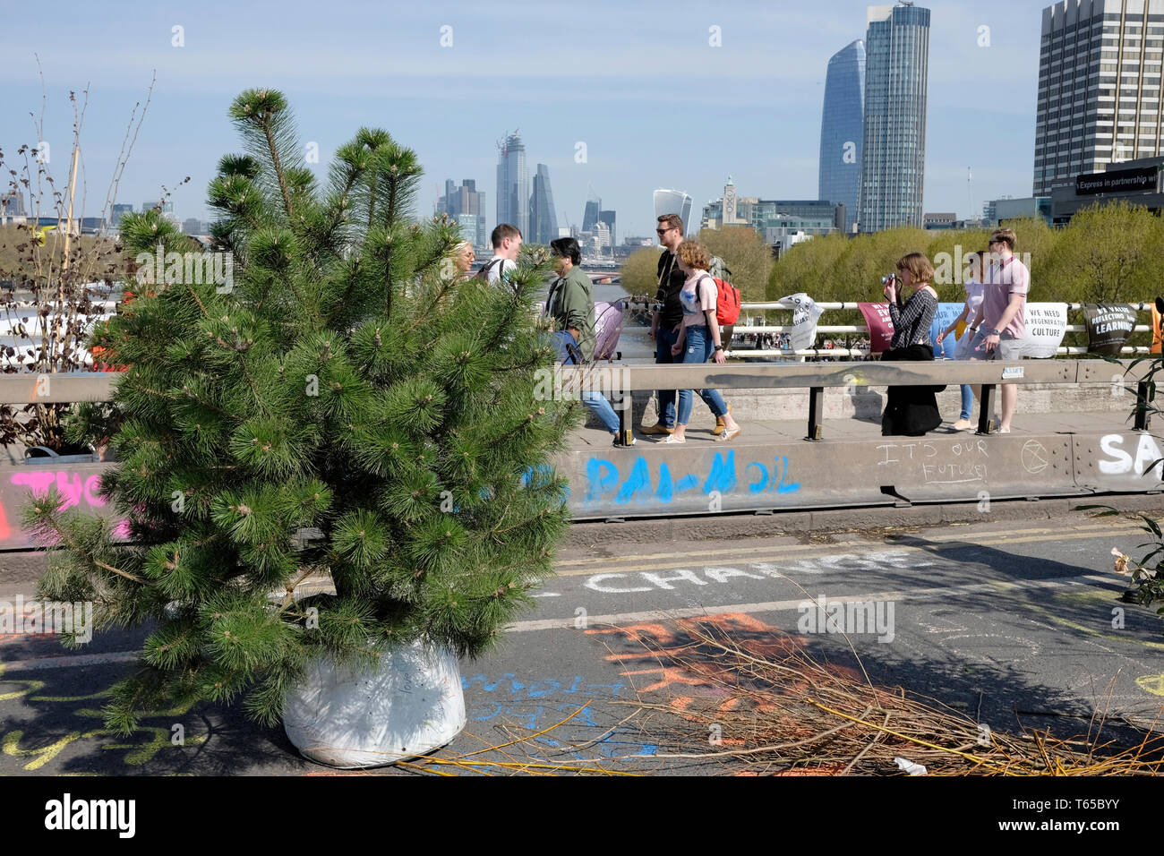Aussterben rebellion Klima Demonstrant Block der Waterloo Bridge in London. Stockfoto