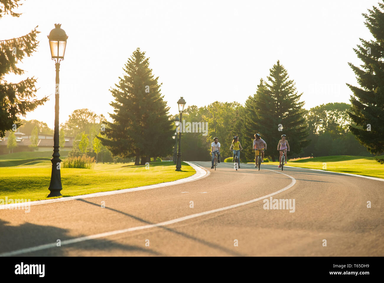 Freunde Radfahren auf Landstraße. Stockfoto