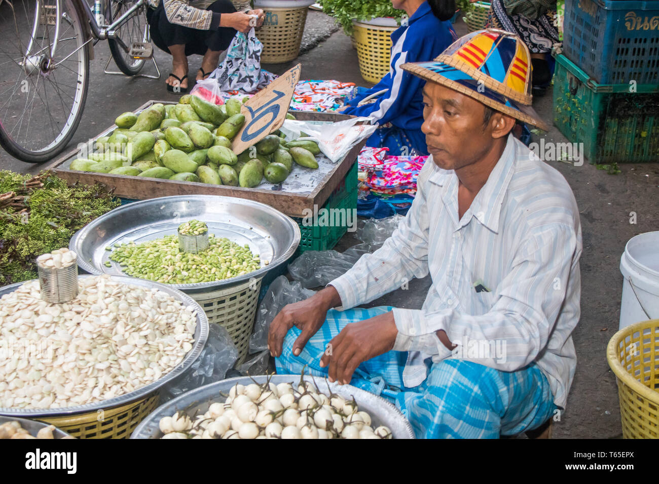 Mae Sot, Thailand - 3. Februar 2019: Mann in hat den Verkauf von Gemüse auf dem Markt. Der Markt ist jeden Tag geöffnet. Stockfoto