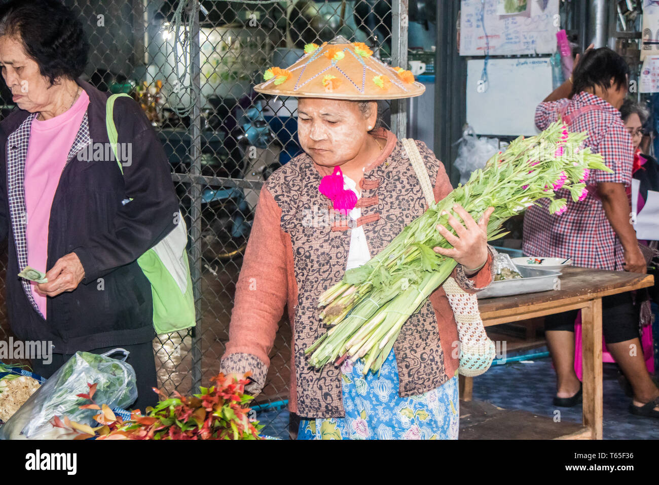 Mae Sot, Thailand - 3. Februar 2019: Frau Hut kaufen Blumen auf den Morgen Markt. Der Markt ist jeden Tag geöffnet. Stockfoto