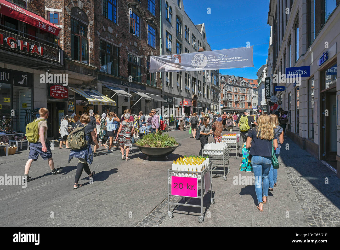 Der stroget Straße ist eine Fußgängerzone, Auto free Shopping area in Kopenhagen dieses beliebte touristische Attraktion im Zentrum der Stadt ist eine der längsten p Stockfoto