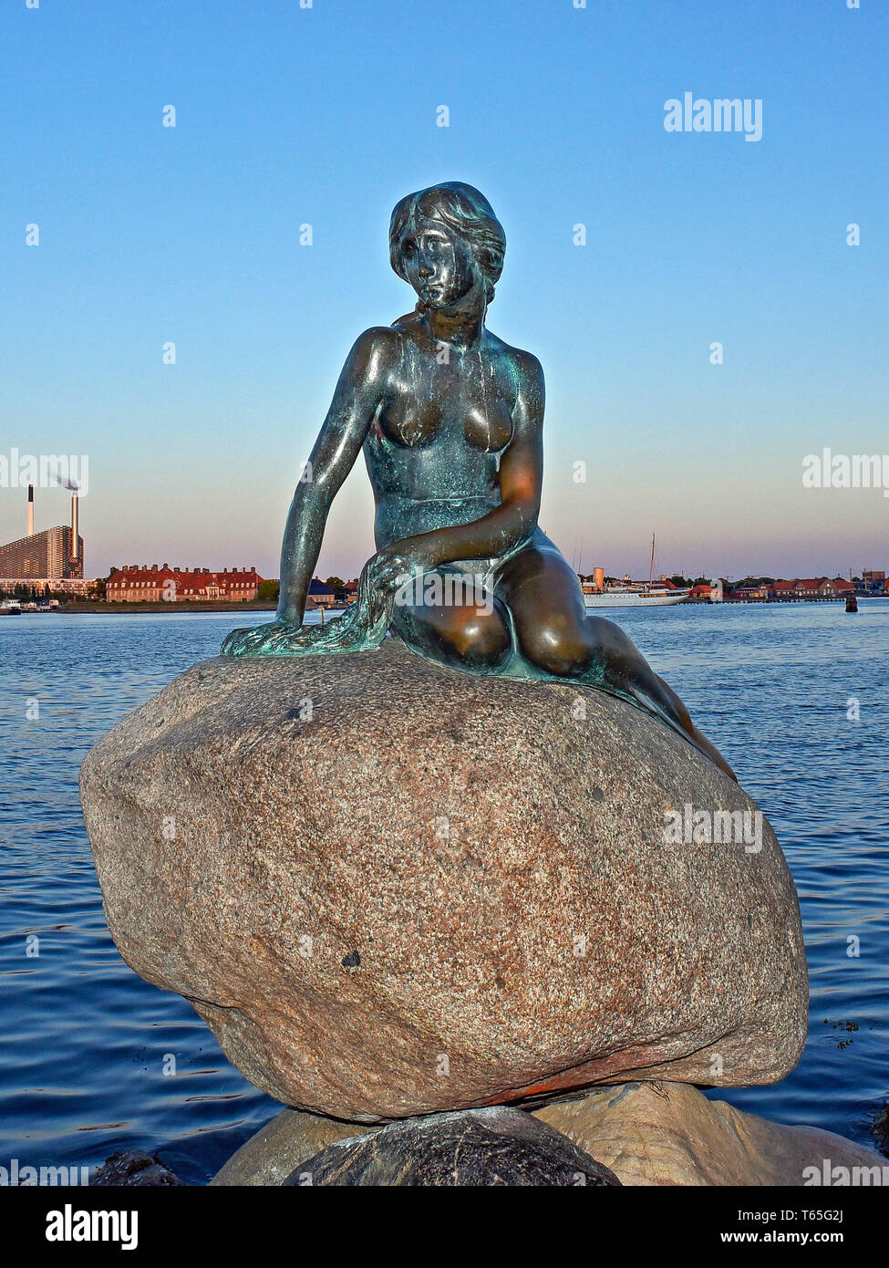 Dänemark, Kopenhagen, die Kleine Meerjungfrau ist eine Bronzestatue von Edvard Eriksen, Darstellung einer Meerjungfrau immer menschlich. Die Skulptur ist auf einem Felsen angezeigt Stockfoto