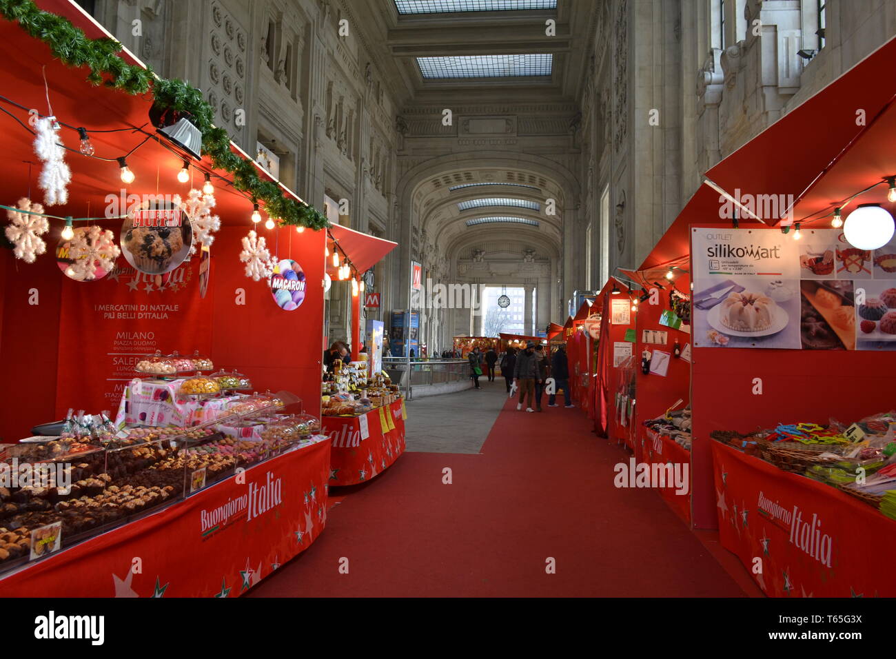 Mailand/Italien - Januar 15, 2014: Traditionelle italienische Weihnachten Marktstände mit dem roten Stoff und roten Teppich im Hauptbahnhof eingerichtet. Stockfoto