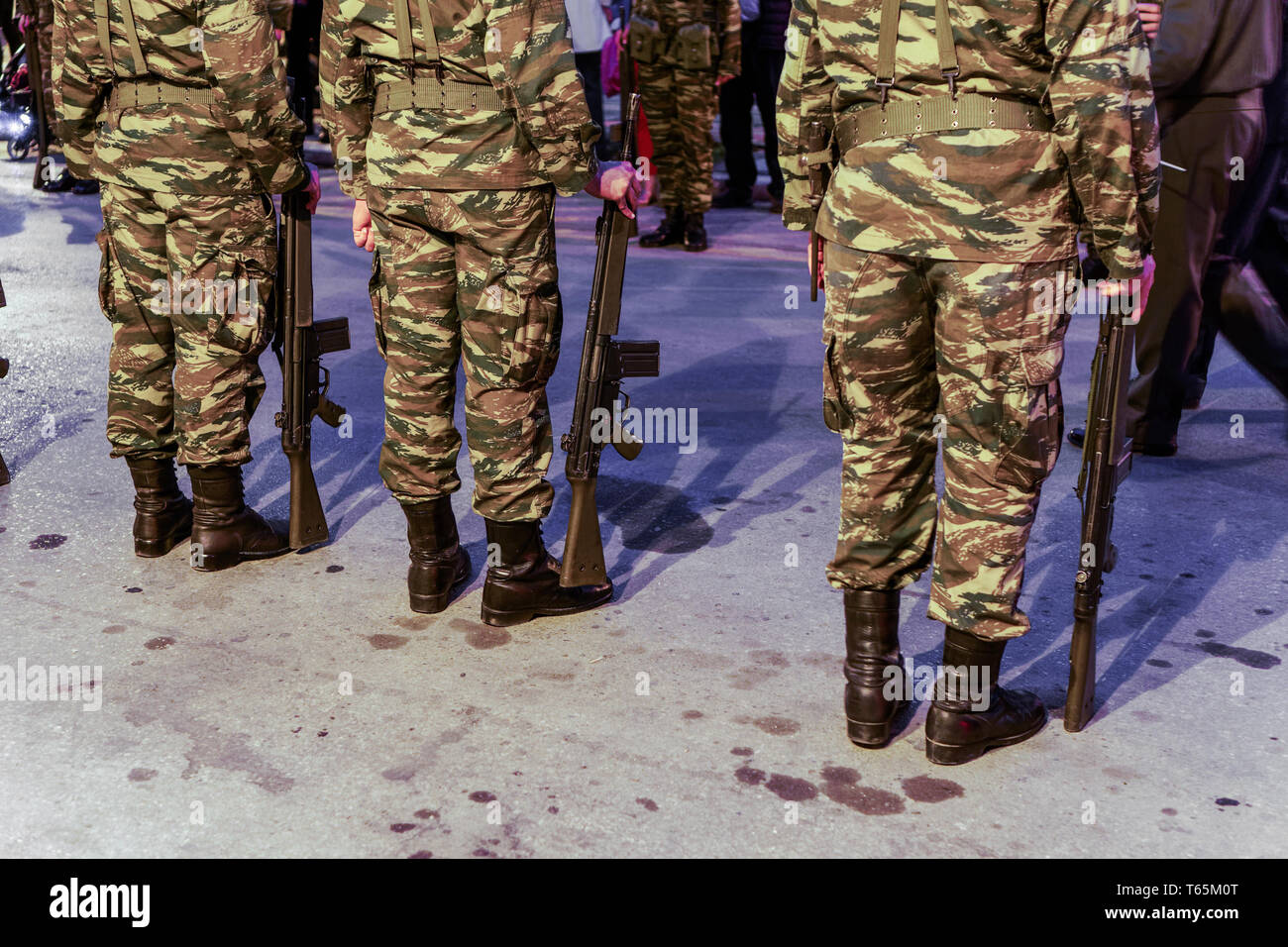 Silhouette der griechischen Streitkräfte Männer noch. Griechischen Soldaten in einem Tarnmuster combat Uniform, mit einem G3 A4 Gewehr. Stockfoto