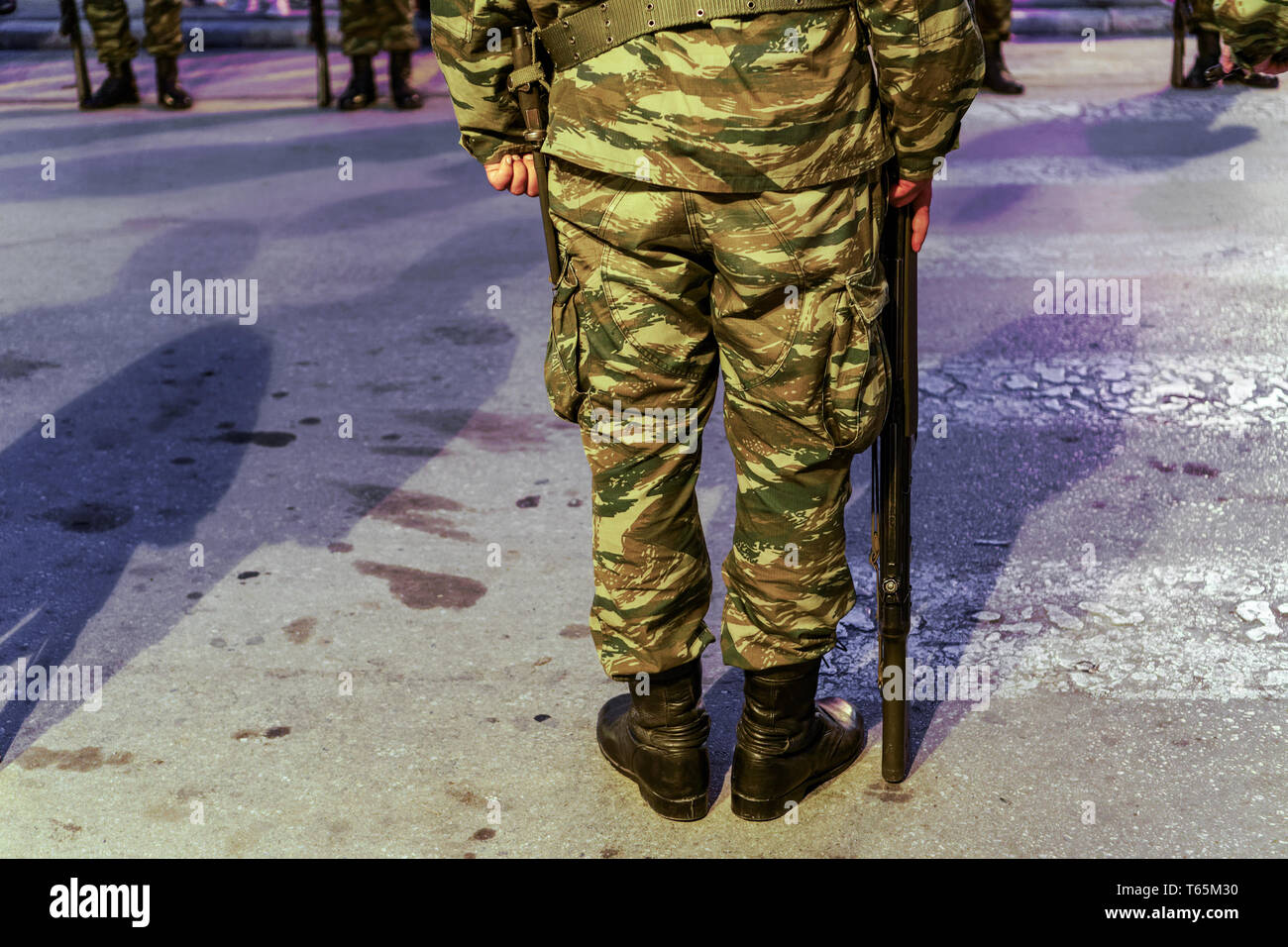 Silhouette der griechischen Streitkräfte männlichen Stillstand. Griechische Armee Soldat in einem Tarnmuster combat Uniform, mit einem G3 A4 Gewehr. Stockfoto