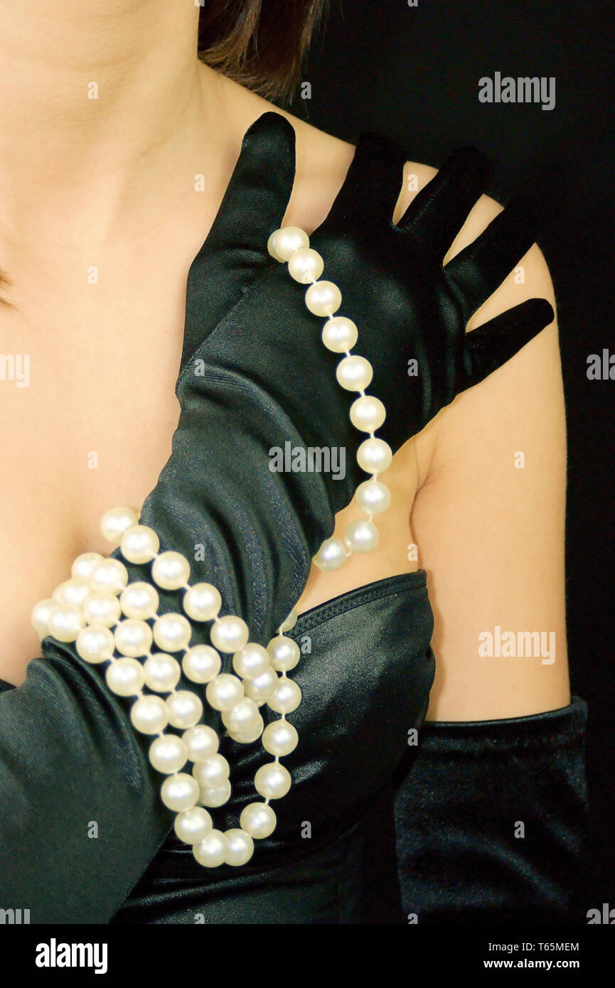 Junge Dame mit Perlenkette Stockfoto
