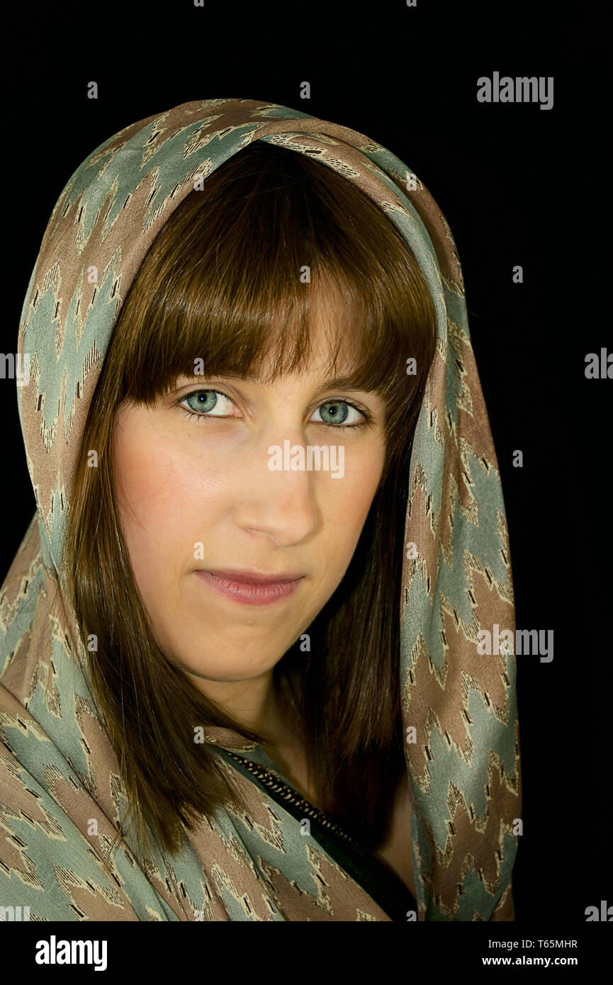 Junge Frau mit Kopftuch Stockfoto