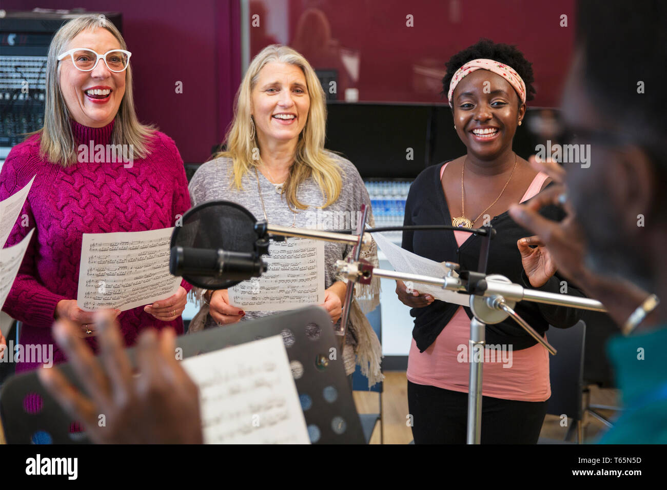 Frauen Chor mit Noten singen in Music Recording Studio Stockfoto