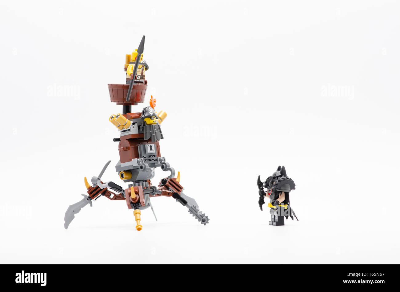 Lego Kampf bereit Batman Kämpfen MetalBeard Pirat. Lego Minifiguren sind von der Lego Gruppe hergestellt. Stockfoto
