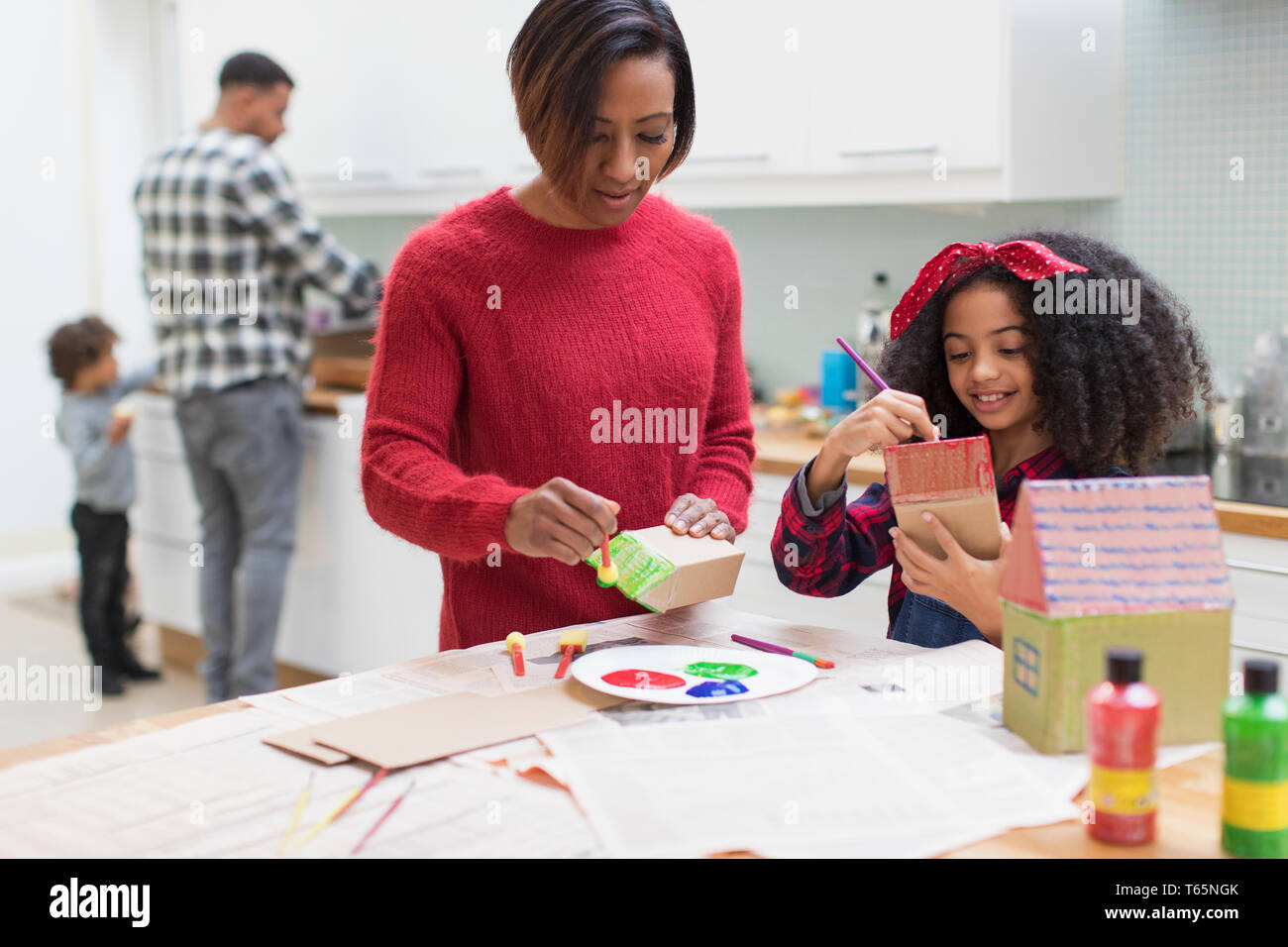 Mutter und Tochter Malerei Haus Handwerk in der Küche Stockfoto