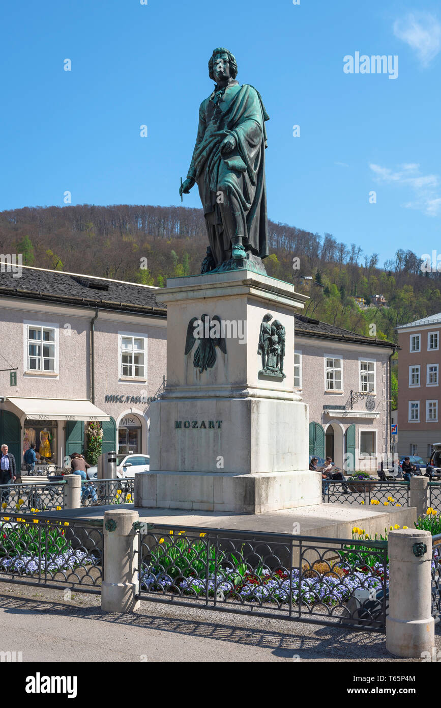 Mozart Denkmal Salzburg, mit Blick auf die Statue von Mozart in der Mozartplatz in der Altstadt (Altstadt) Salzburg, Österreich. Stockfoto