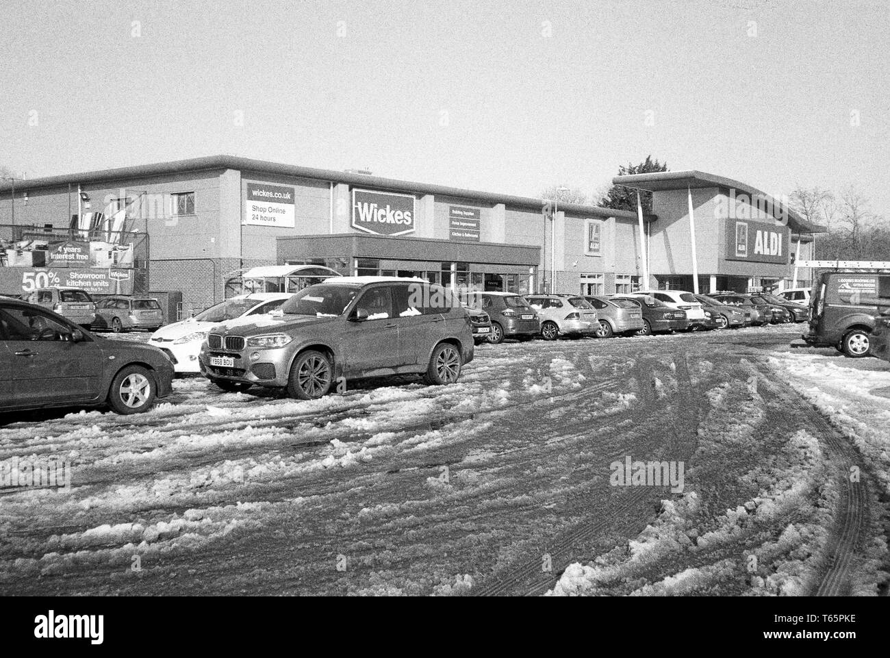 Alton Retail Park im Schnee, Alton, Hampshire, England, Vereinigtes Königreich. Stockfoto