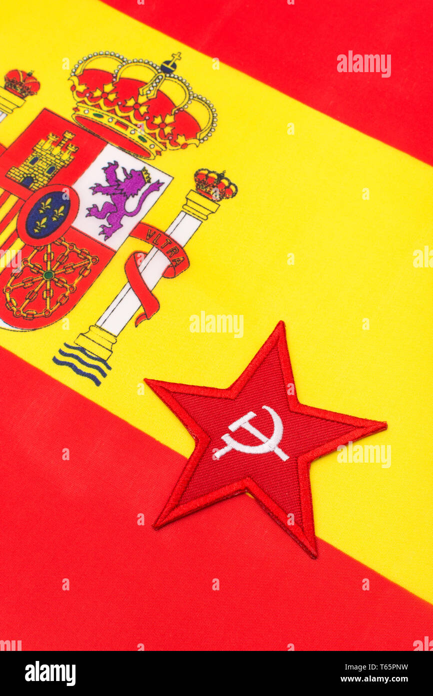 Roter Sternhammer und Sichelabzeichen mit spanischer Flagge. Für den sozialistischen Sieg der spanischen Parlamentswahl 2019. Spanische Kommunisten Hammer & Sichel, roter Stern Stockfoto
