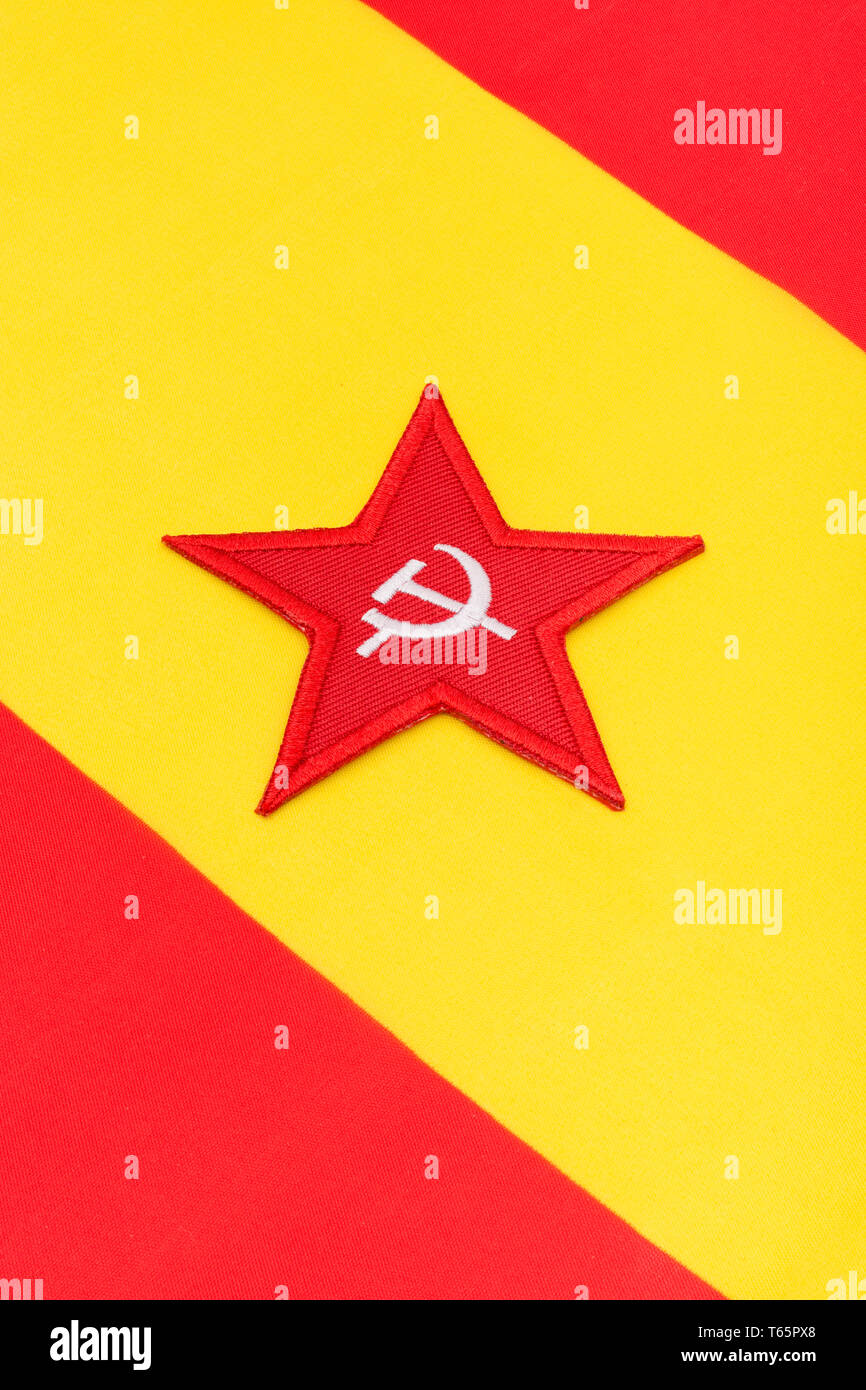 Roter Sternhammer und Sichelabzeichen mit spanischer Flagge. Für den sozialistischen Sieg der spanischen Parlamentswahl 2019. Spanische Kommunisten Hammer & Sichel, roter Stern Stockfoto