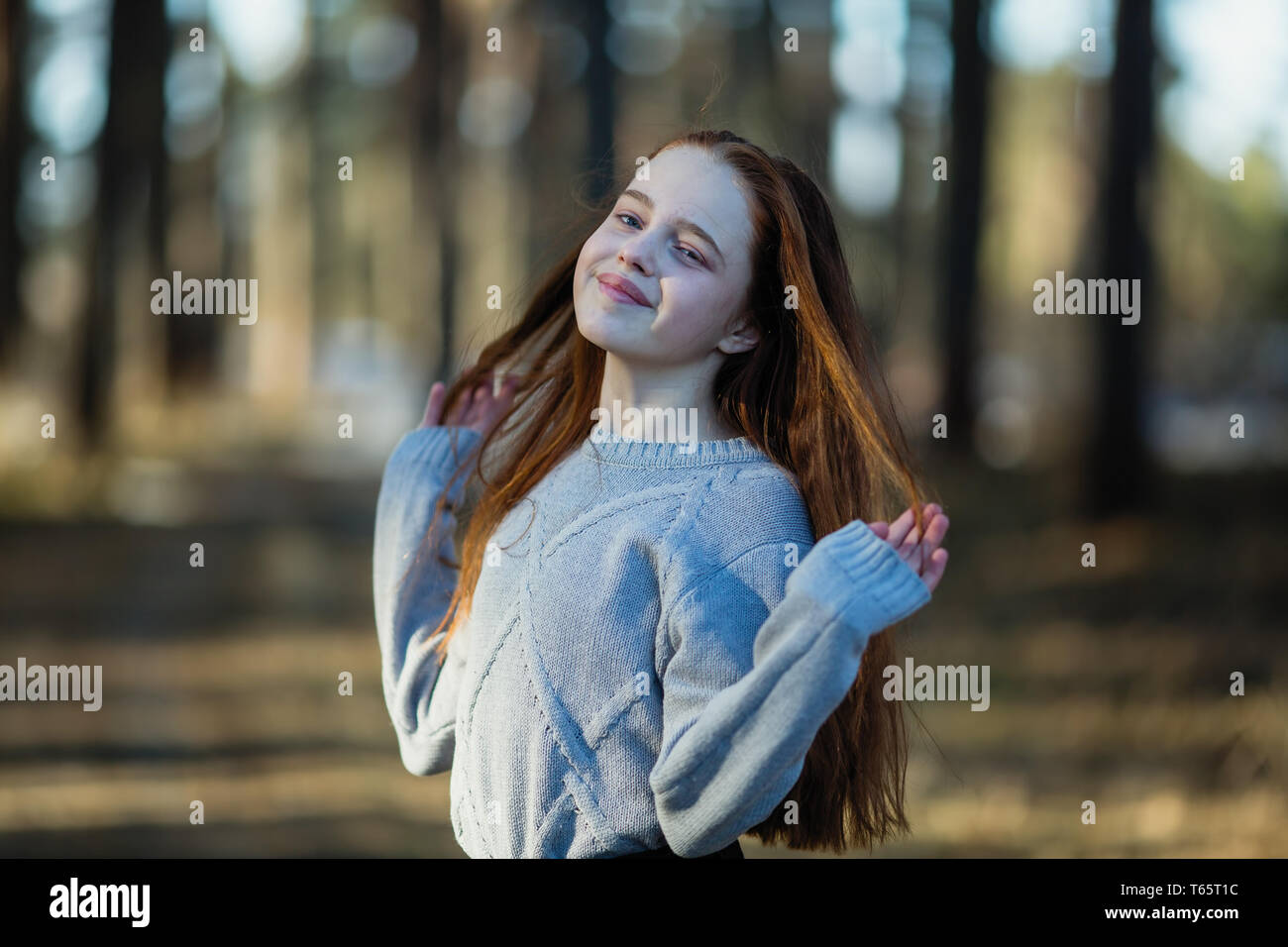 12 jähriges mädchen Der 12-jährige süße Mädchen mit langen roten Haaren posiert für die Kamera  im Park, Foto schießen im Freien Stockfotografie - Alamy