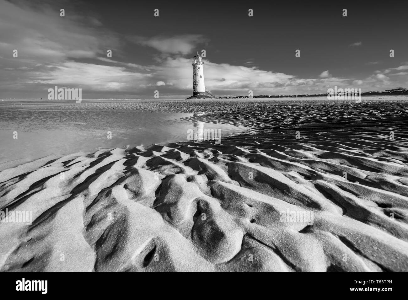 Die etwas schiefen Talacre Leuchtturm und Strand in der Nähe von Prestatyn an der Küste von Nordwales Stockfoto