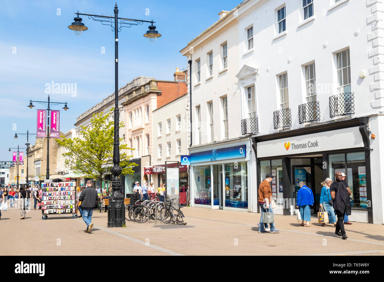 Cheltenham cheltenham High Street Shopping Einkaufen auf der High Street, Cheltenham Spa, Gloucestershire, England, UK, EU, Europa Stockfoto