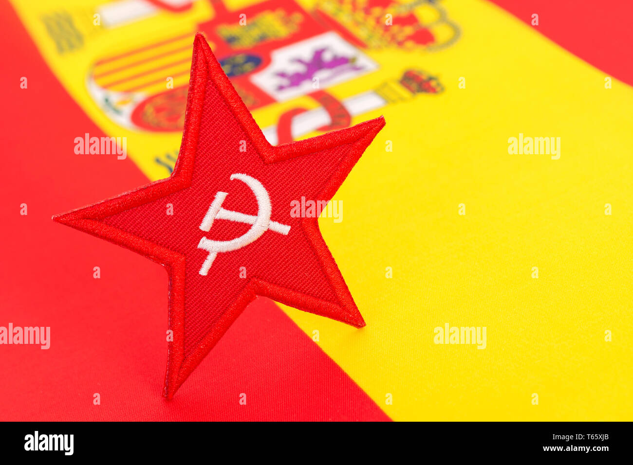 Roter Sternhammer und Sichelabzeichen mit spanischer Flagge. Für den sozialistischen Sieg der spanischen Parlamentswahl 2019. Spanische Kommunisten Hammer & Sichel, roter Stern Stockfoto