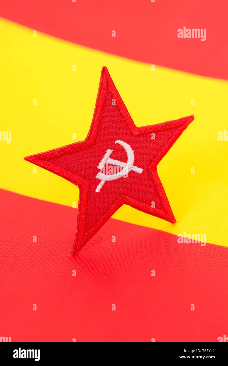 Roter Sternhammer und Sichelabzeichen mit spanischer Flagge. Für den sozialistischen Sieg der spanischen Parlamentswahl 2019. Spanische Kommunisten Hammer & Sichel, roter Stern Stockfoto