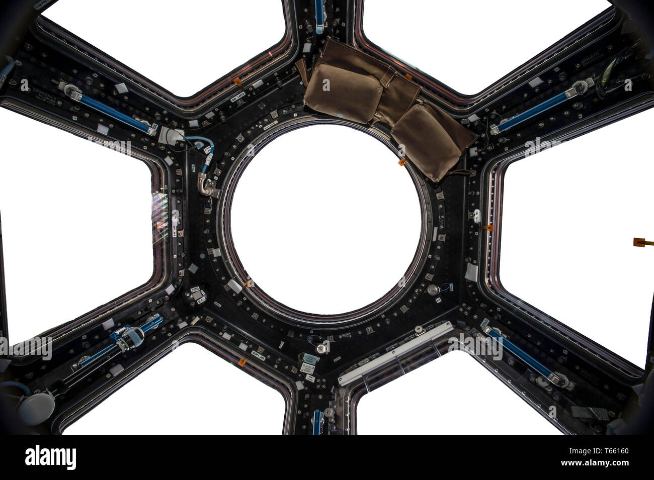 Innerhalb eines Starcraft starship Windows auf weißen Elemente dieses Bild von der NASA eingerichtet isoliert. Stockfoto
